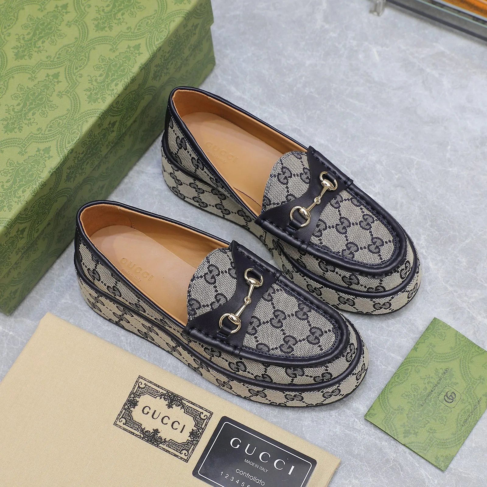 👟👟Ex-factory price 680👟👟 ⚡️The highest version 🔥🔥🔥💯💯💯 ⚡️2024 counter latest model ⚠️original replica ⚡️ Gucci’s latest popular wedge platform shoes - available simultaneously at counters Authentic European style, perfect on the feet💃💃When worn with this shoe, it is elegant and crystal clear. Regardless of the materials of the accessories, they are all customized 1:1. You must go to get the original version. The entire series is full of exciting and beautiful elements. ❶ Upper: cowhide/double G embroidered texture ❷ Inner lining: sheepskin ❸ Feet: sheepskin ❹Outsole: Imported from Italy ❺ Water platform height: 3.5CM in front and 5.5CM in back ❻Packaging: Original full set of packaging ❼Number of codes: 35-42 (40.41.42 customization is not returnable)